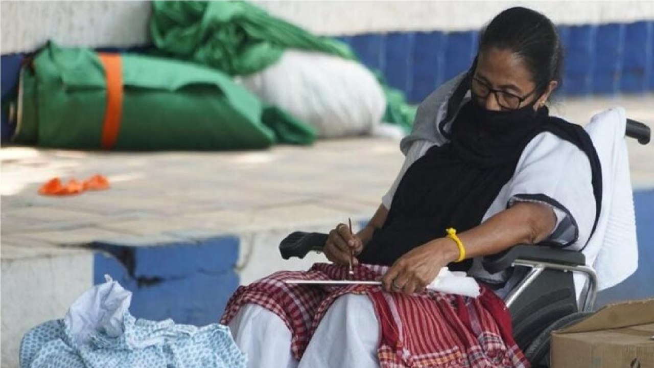 Mamata Banerjee sitting on dharna against EC campaign ban