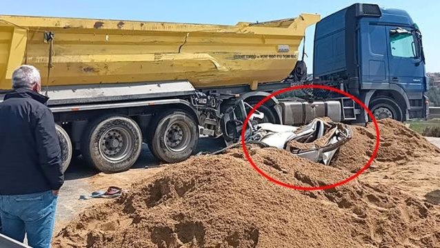 Kum yüklü tır, otomobilin üzerine devrildi! Ekipler, kurtarmak için zamanla yarışsa da sıkışan sürücü yaşamını yitirdi