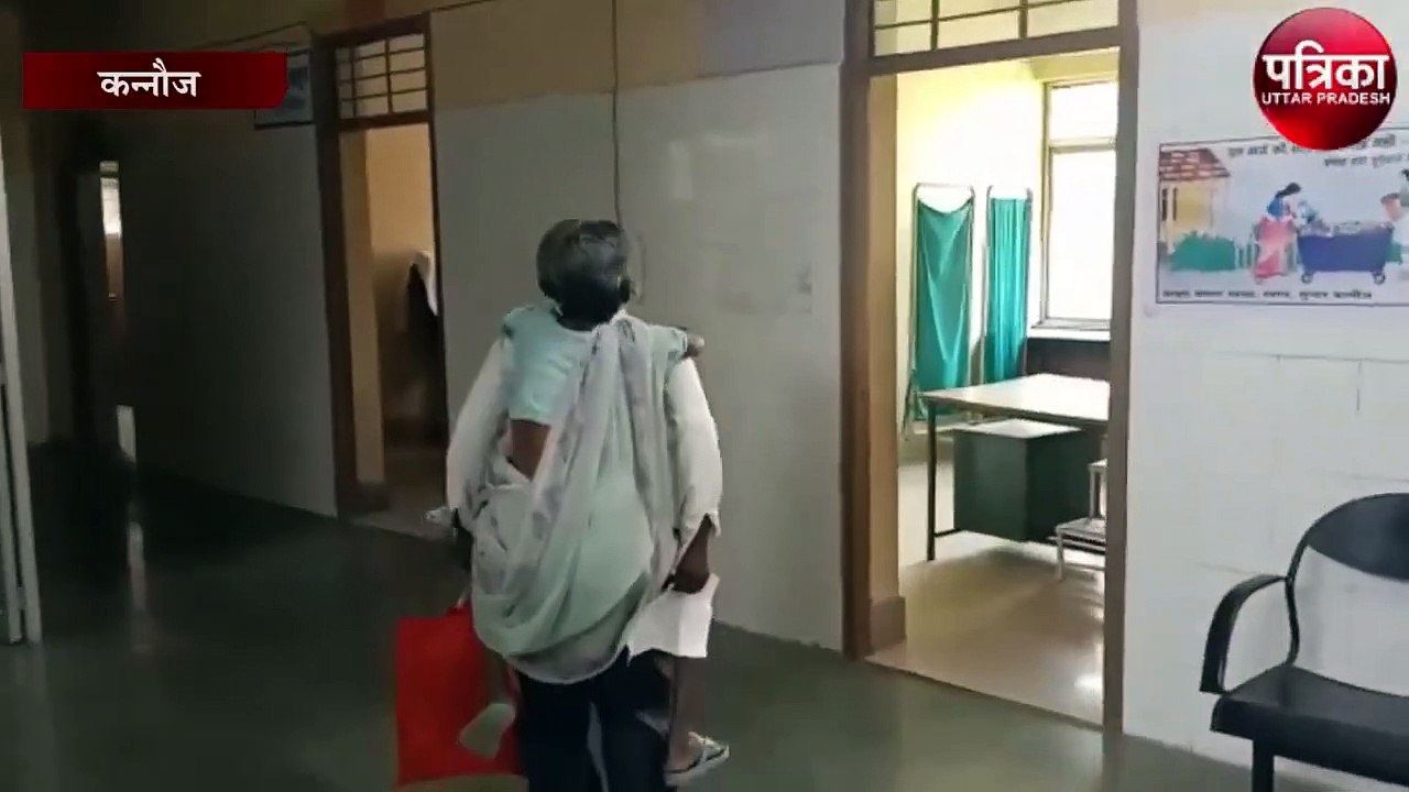 इलाज के लिए बूढ़ी मां को पीठ पर लाद कर घूमता रहा बेटा, वीडियो वायरल