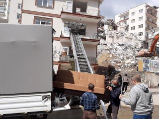 Yıkılan Açelya Apartmanı'nın etrafındaki binalar eşya taşınması için açıldı