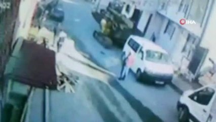 Arnavutköy'de hafriyat alımı sırasında başka bir binanın altındaki toprak kaydı