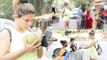 गरीब बच्चो को राखी सावंत ने पिलाया नारियल पानी,मस्ती भरा दिखा अंदाज