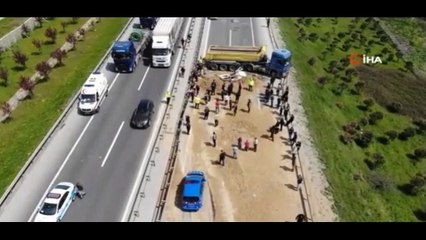 İstanbul'da feci kaza! Kum yüklü tır, otomobilin üzerine devrildi