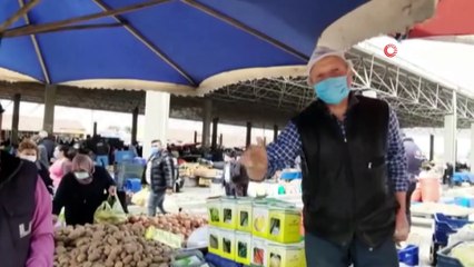 Düğünlere gidemeyince ekmeğini pazarlarda oynayarak çıkartıyor