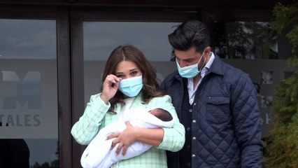Paula Echevarría abandona el hospital con su hijo Miguel en brazos