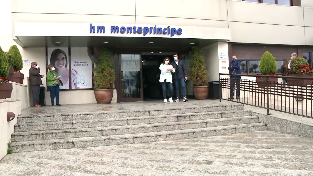 Paula Echevarría y Miguel Torres presentan a su hijo a la salida del hospital