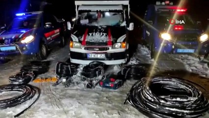 Karda ayak izleri takip edilerek bulundular... 400 metre bakır kablo çalan 4 kişi tutuklandı