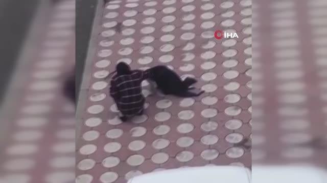 Batman'da duygulandıran hareket...Üşüyen köpeğin üzerine montunu örttü