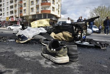 KAMYONUN ÇARPTIĞI MOTOSİKLETTEKİ 3 KİŞİ YARALANDI