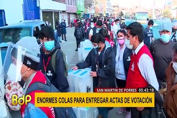 Más de 200 trabajadores de la ONPE realizaron largas colas para entregar actas de votación