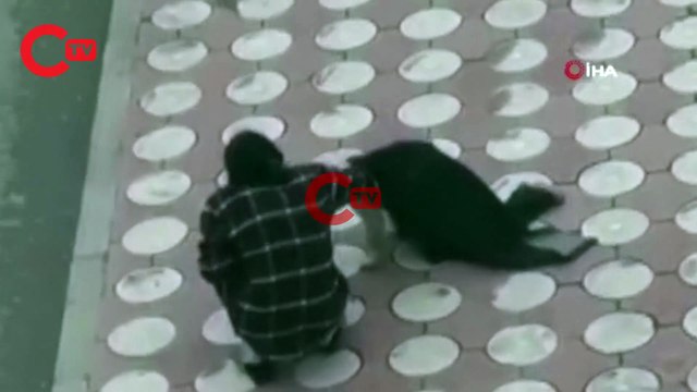 Batman’da üşüyen köpeğin üzerine montunu örttü
