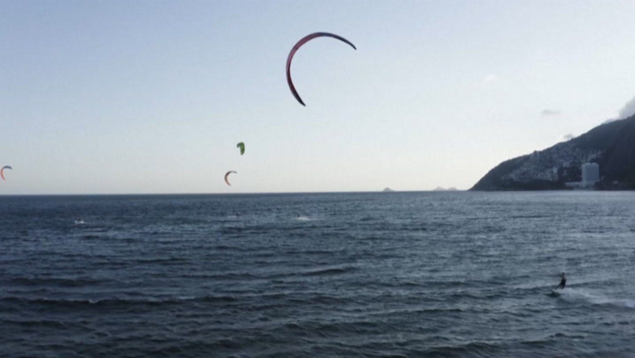 Kite surfers enjoy perfect wind conditions in Brazil