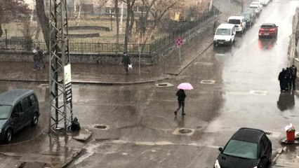 Kars'a Nisan'da lapa lapa kar yağdı