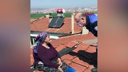 Onarım için çatıya çıkan yaşlı kadın polisi harekete geçirdi
