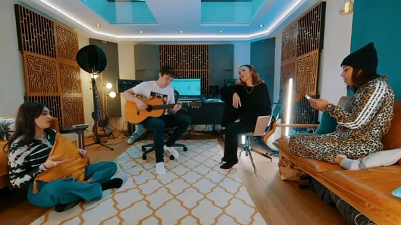 Amel Bent, Vitaa et Camélia Jordana dévoilent leur reprise de "Ma soeur"