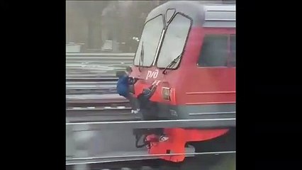 Effrayant : des enfants accrochés à l'arrière d'un train