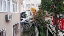 Beşiktaş'ta sürücüsünün direksiyon hakimiyetini kaybettiği beton mikseri 6 katlı binaya çarptı