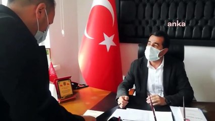 Niğde'de CHP İl Başkanlığı'nın pankartını indiren polis: Asarsanız tekrar alırız