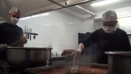 Yaşlı ve ihtiyaç sahibi ailelere sıcak iftarlık ikramı