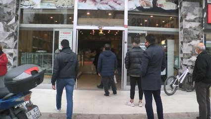 Son dakika haber! ESENYURT'TA İLK İFTAR ÖNCESİ PİDE KUYRUĞU