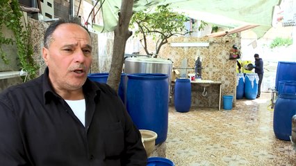عائلة فلسطينية توارثت مهنة إعداد العصائر تفخر بإنتاجها في شهر رمضان