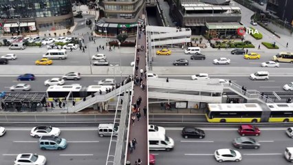 İlk iftar öncesi metrobüs duraklarında yoğunluk
