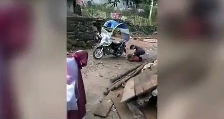 Çin'de vahşet! İnsanlıktan nasibini almamış baba bakın neler yaptı!