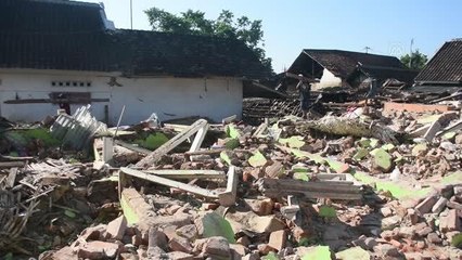 Endonezya'da depremin yaraları sarılıyor