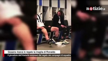 Atalanta, compagni regalano la maglia di Ronaldo a Gosens: la sua reazione è irriverente