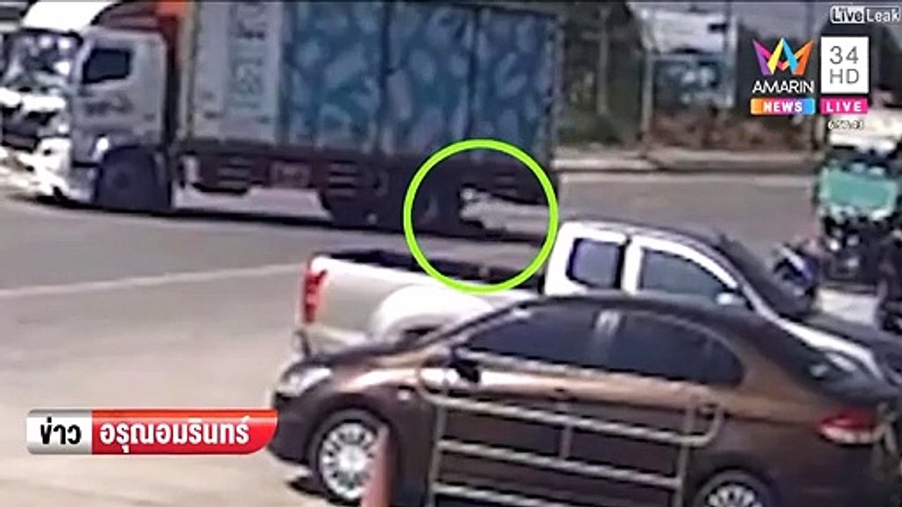 Ce motard se sort de la pire des situation d'une façon géniale... Bon réflexe