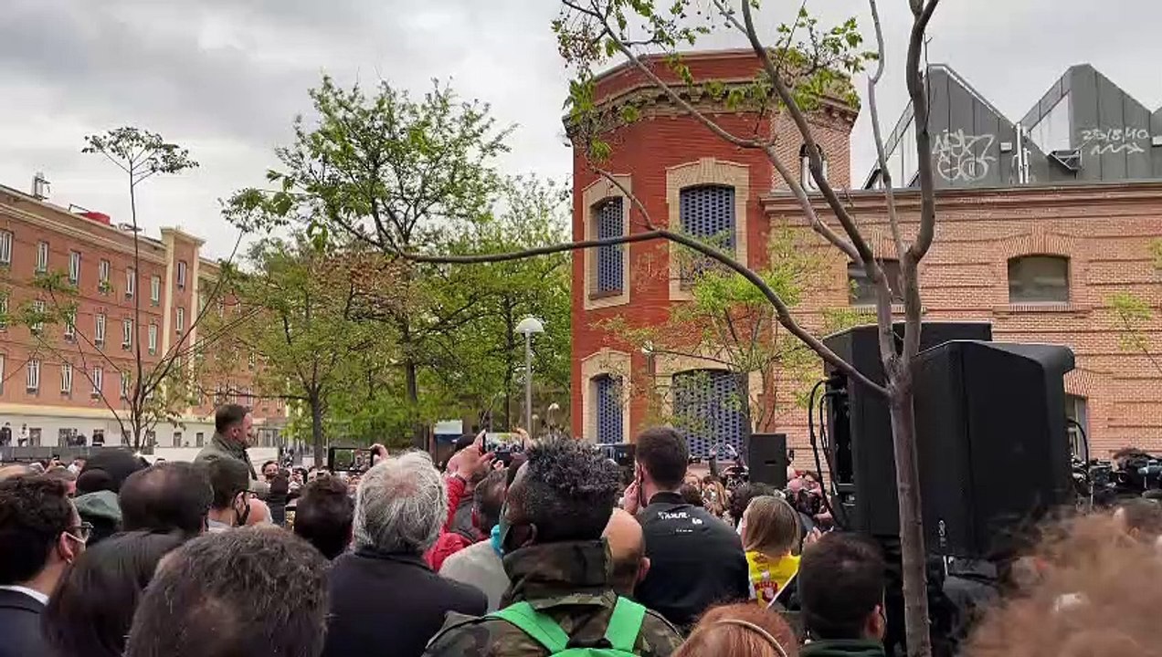 Pitos y cacerolas en el mitin de Vox en el barrio madrileño de Pacífico