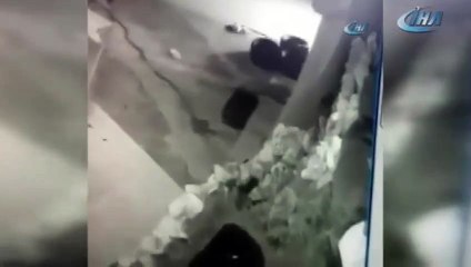 Türk bayrağını söküp yere attılar!