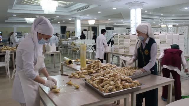 NUR SULTAN - Kovid-19 nedeniyle iftar çadırlarının kurulmadığı Kazakistan'da yemekler evlere dağıtıldı