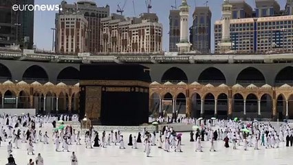 شاهد: المعتمرون يطوفون حول الكعبة ملتزمين بالإجراءات الصحية في أول أيام رمضان