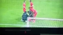 Giresunspor-Ankara Keçiörengücü maçında iftar saatinde oyun durunca, oyuncular sahada oruçlarını açtı