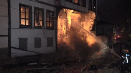 BURSA'DA 120 YILLIK TARİHİ BİNA YANGINDA ÇÖKTÜ; ÇOK SAYIDA SOKAK KEDİSİ YANARAK ÖLDÜ