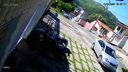 Homem tenta parar o próprio carro e é atropelado