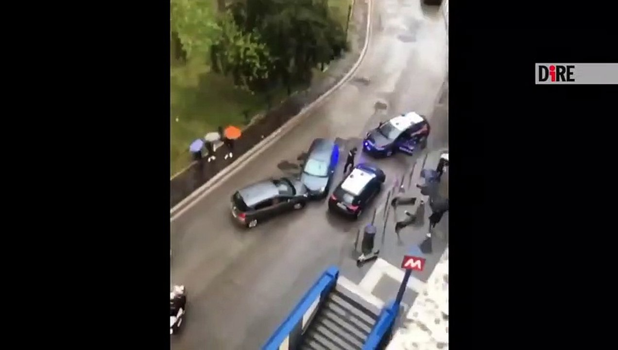 Roma - Paura in Piazza Bologna, auto fugge ad alt carabinieri e provoca incidente (13.04.21)