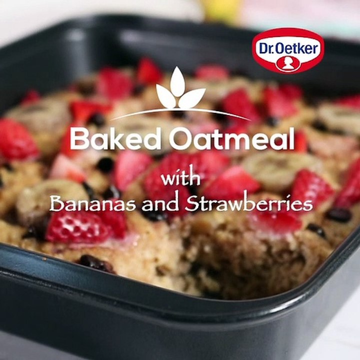 Baked Oatmeal with Bananas and Strawberries