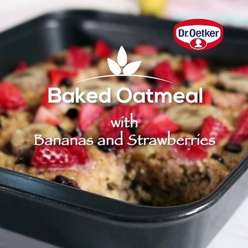 Baked Oatmeal with Bananas and Strawberries