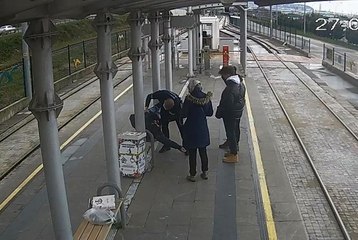 Tramvay durağında can pazarı: Kalp krizi geçiren gence özel güvenlikten kritik müdahale kamerada