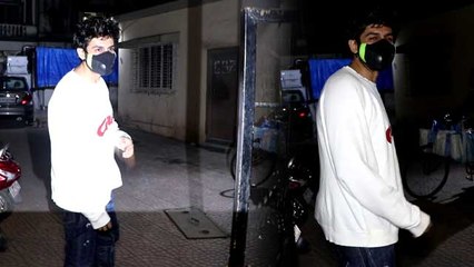 Kartik Aaryan दोस्त के घर पहुंचे खाना खाने; Watch Video | FilmiBeat