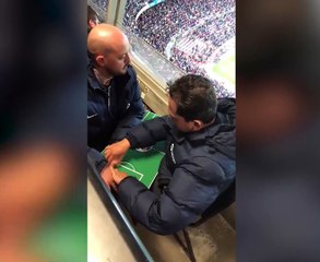 Görme engelli arkadaşına 90 dakika boyunca maçı yaşattı