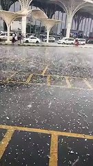 Suudi Arabistan'da ceviz büyüklüğünde dolu yağdı