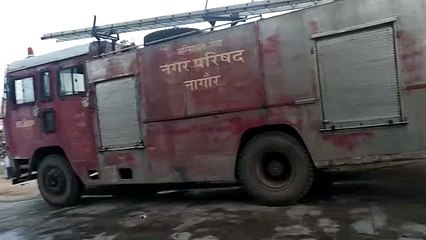 चारे से भरा ट्रेलर बिजली के तारों के सम्पर्क आकर हुआ स्वाहा