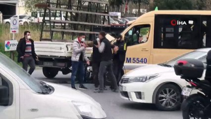 Minibüs şoförü, kaza yaptığı kamyonetin sürücüsüne saldırdığı anlar kameralara yansıdı