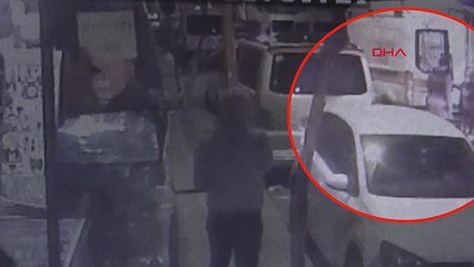 Boynundan bıçaklanan yabancı uyruklu genç, öldü