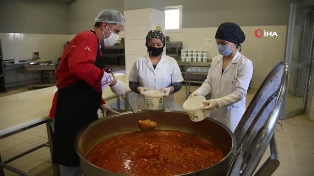 Dev kazanlarda pişirilen yemekler ihtiyaç sahiplerine dağıtılıyor