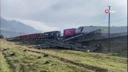 Adana’da yük treni raydan çıktı