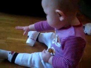 älsklingen leker på golvet